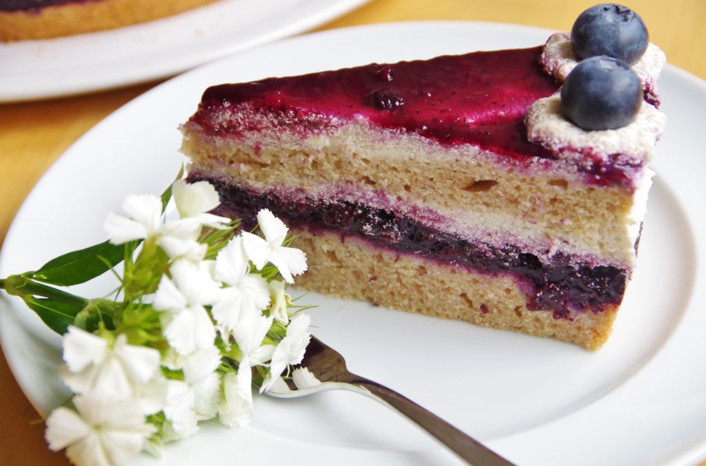 Torte mit Heidelbeeren, Buttercreme und Fruchtspiegel, vegan und ohne Zucker