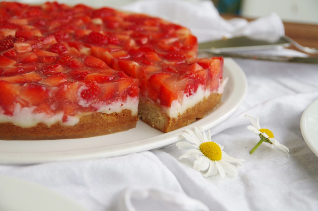 Erdbeerkuchen mit Vanillepudding. Vegan und ohne Zucker