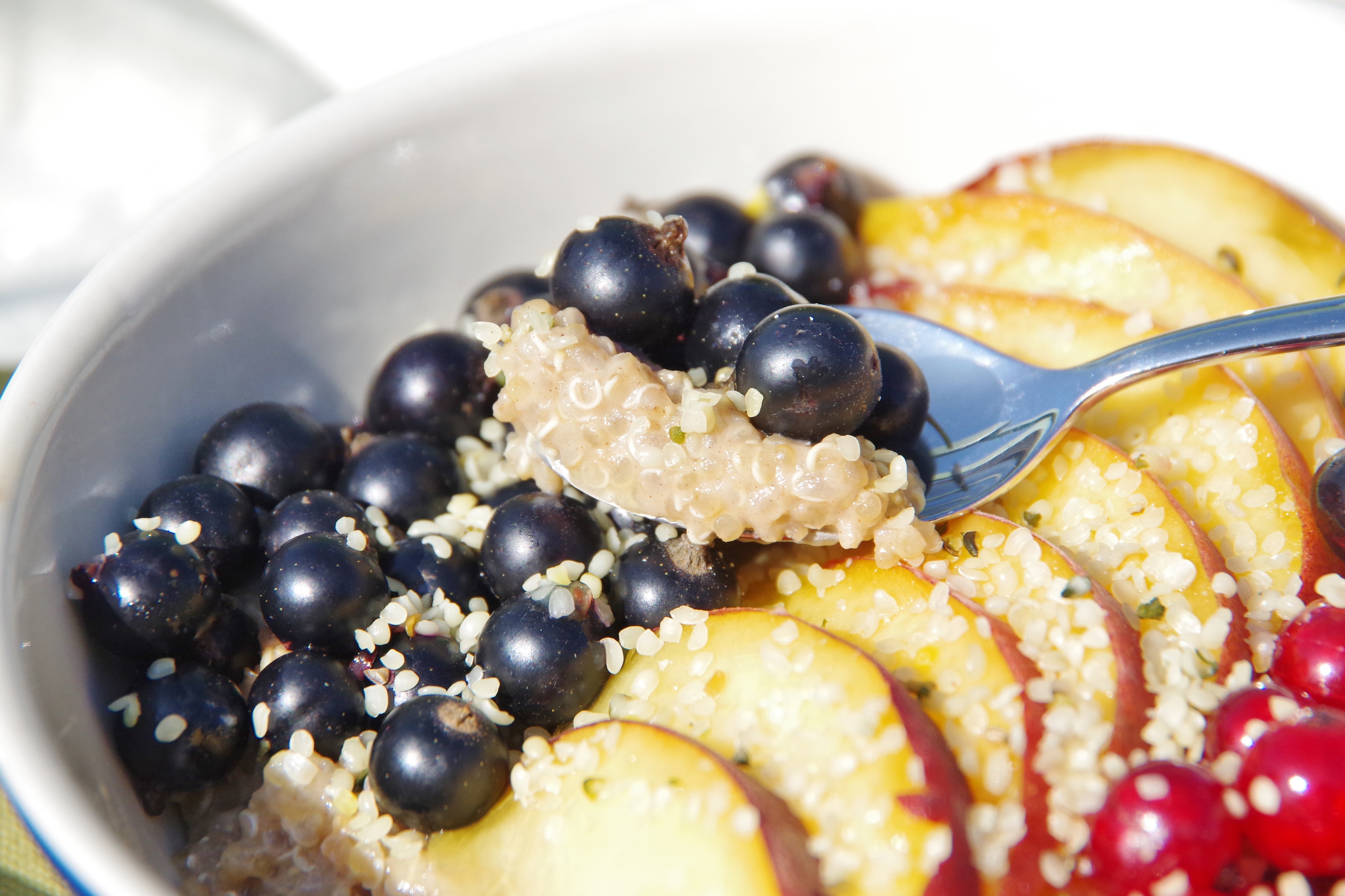 Frühstück im Garten Quinoa-Bowl