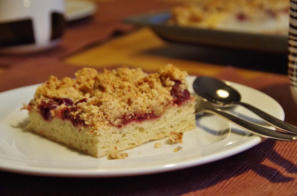 Streuselkuchen mit Kirschen vegan ohne Zucker